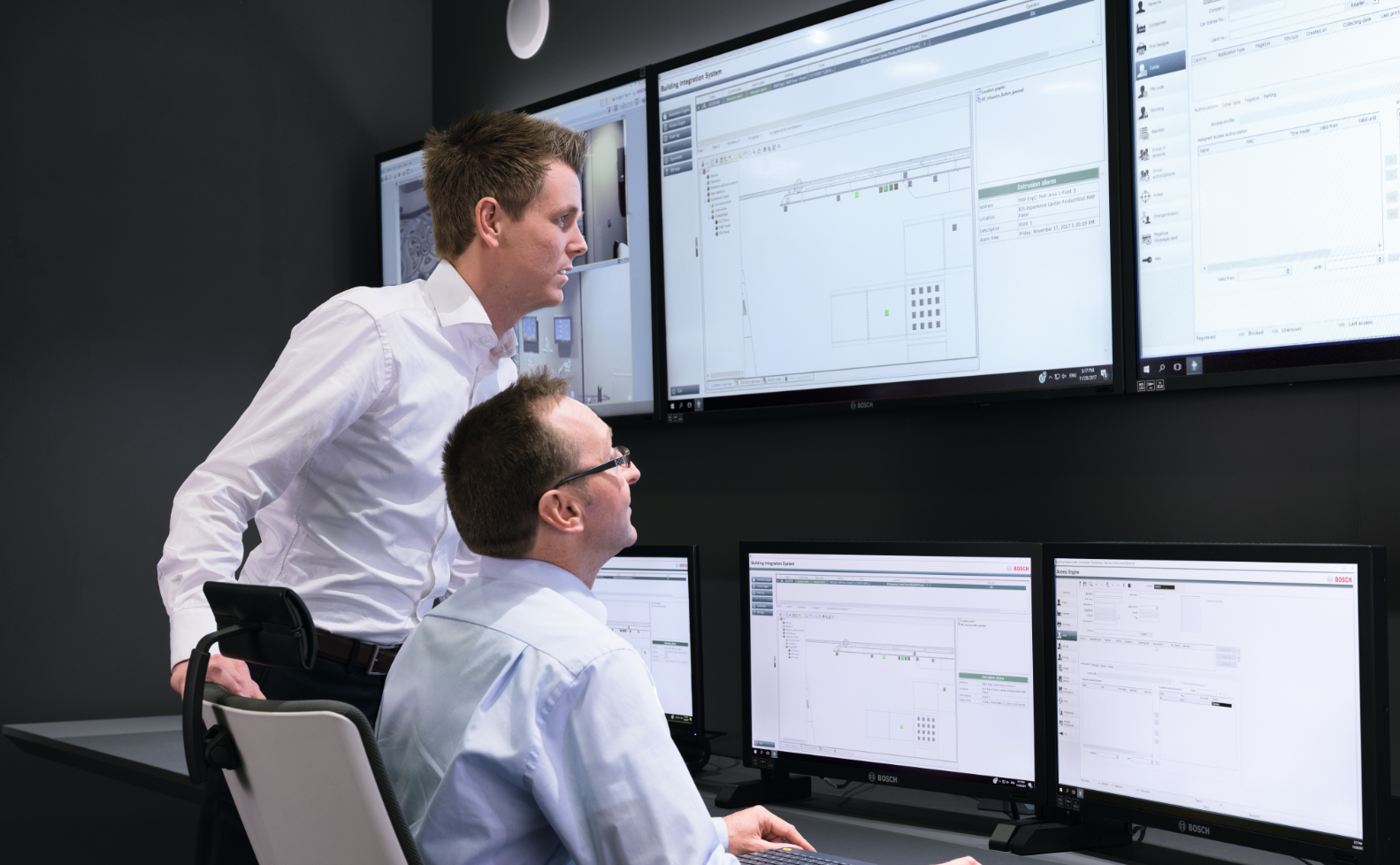 Bosch : deux hommes regardant plusieurs écrans