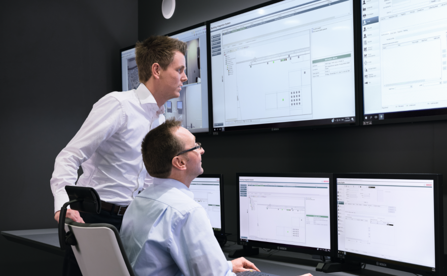 Bosch : deux hommes regardant plusieurs écrans