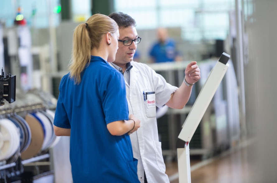 Two Bosch Rexroth digitalization experts at the LoP2 plan